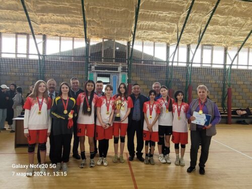 Команда девочек школы, заняла на турнире по гандболу среди девушек 1-место
